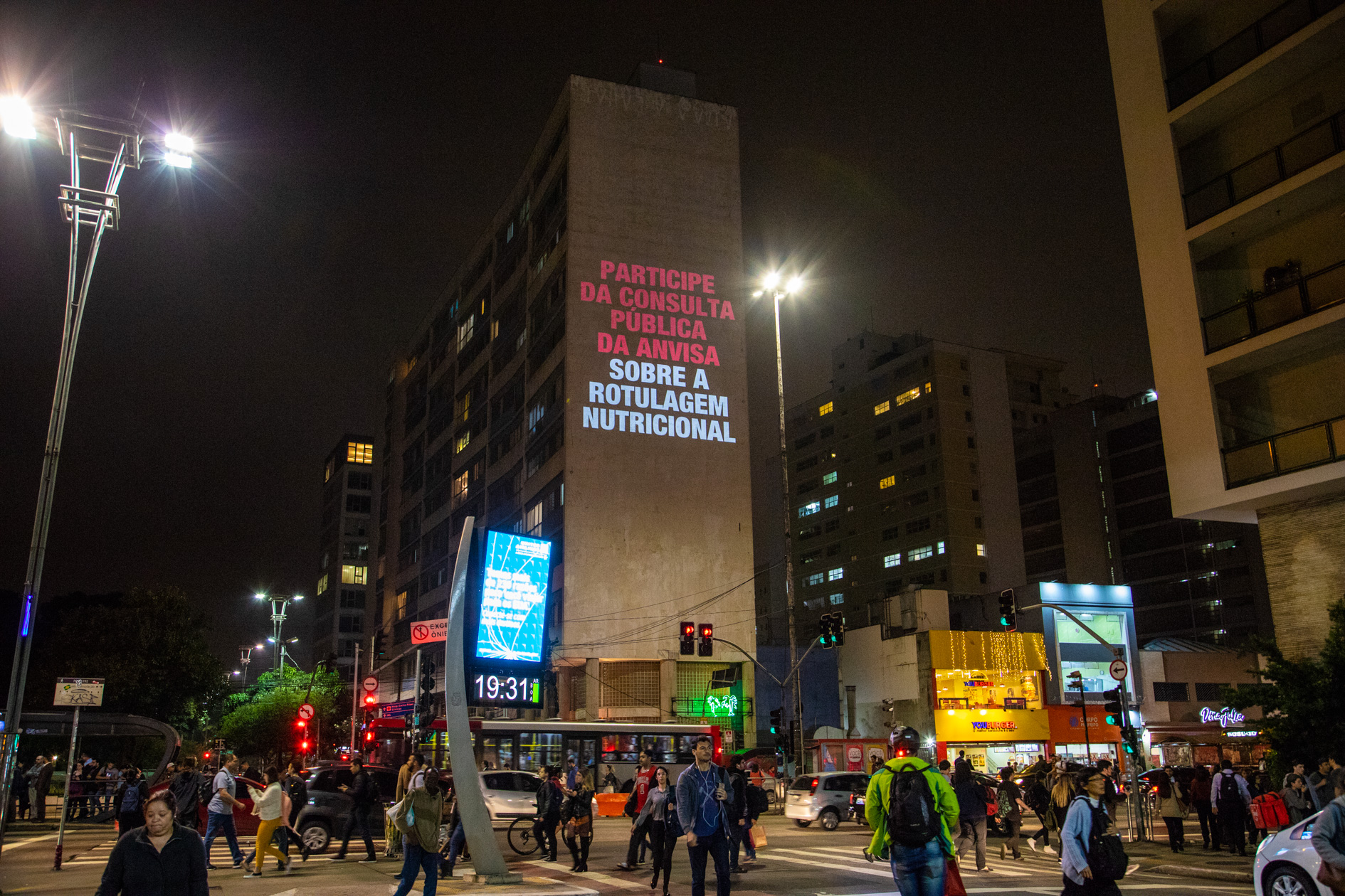 Video Mapping along a main street in São Paulo, with the text “Take part in Anvisa's public consultation about nutritional labeling”. Source: Idec