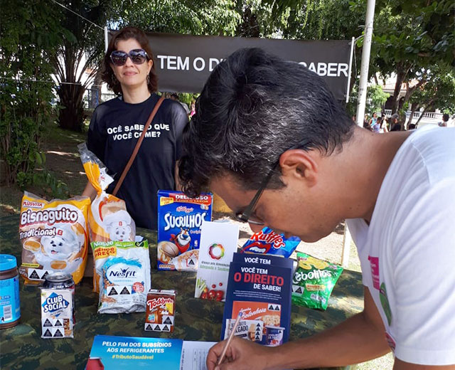An individual providing their information to support nutritional labeling at a Campaign tent in the city of Salvador.